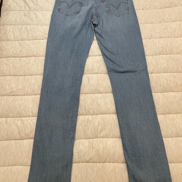 New W/tags Women’s Mid Rise Skinny Levi’s 29x32 - Picture 3 of 12
